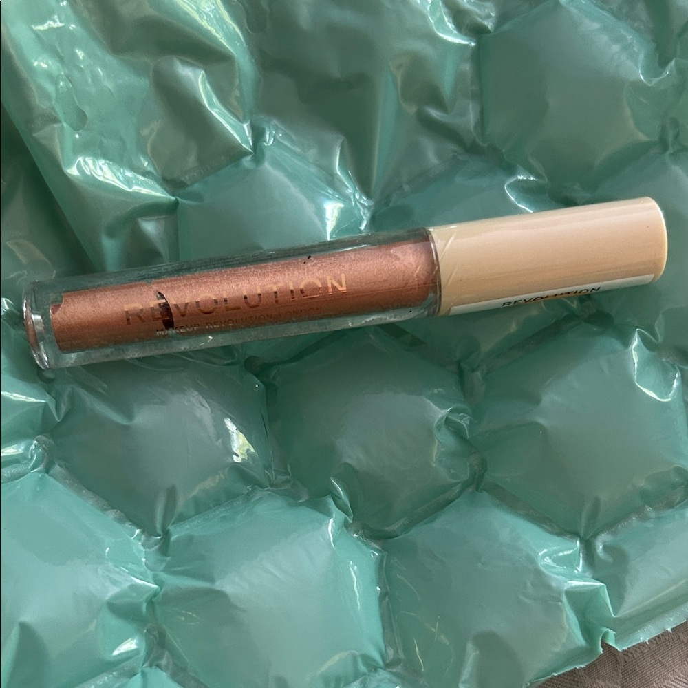 Revolution Shimmer Lip Gloss - in Lingerie